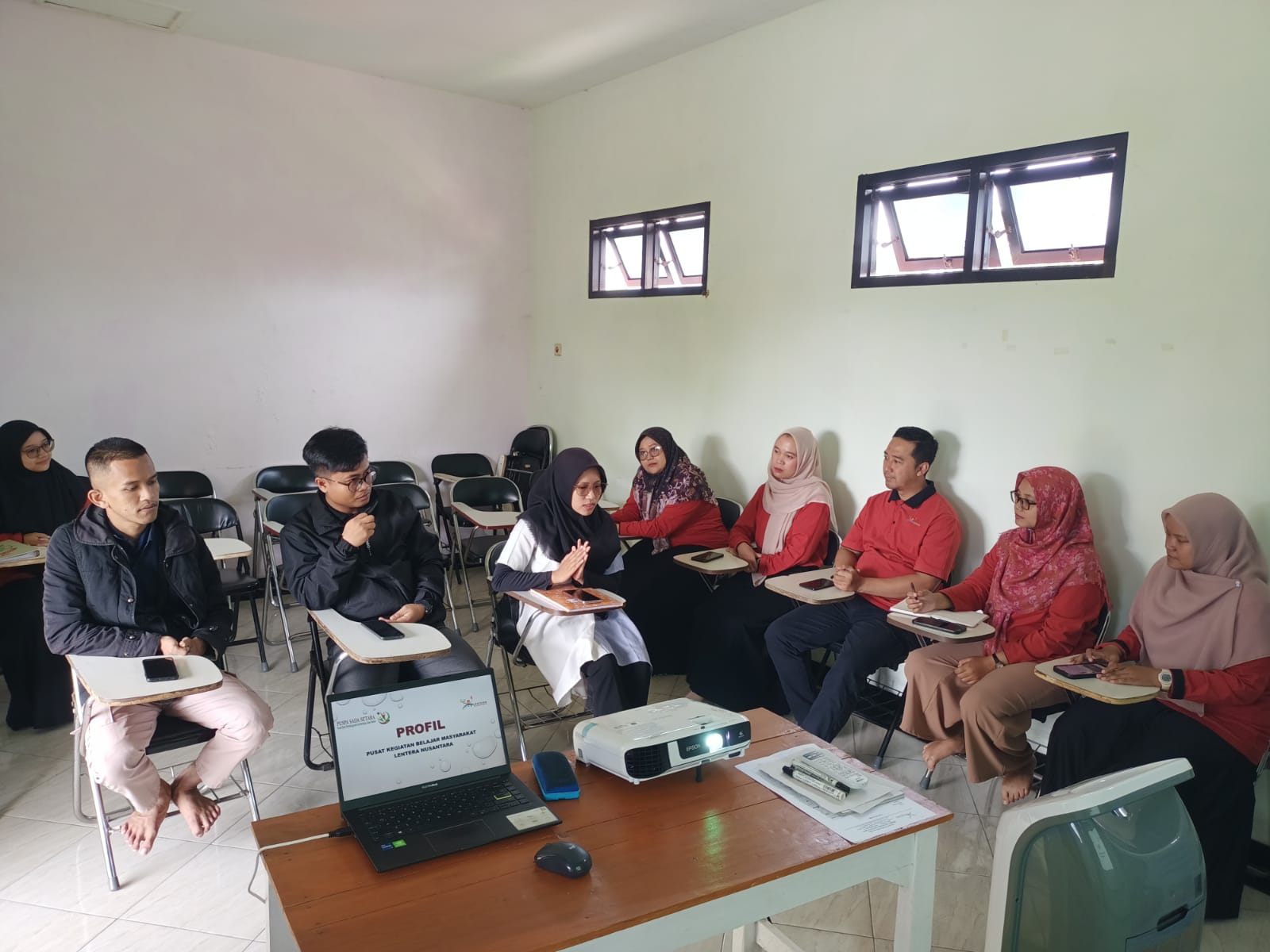 Warga belajar dan tutor di PKBM Indonesia