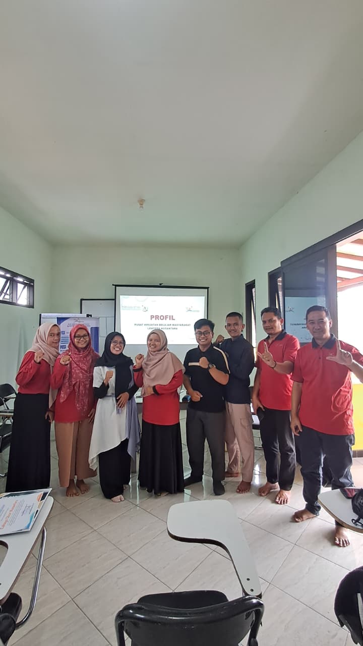 Warga belajar PKBM di Indonesia sedang belajar bersama